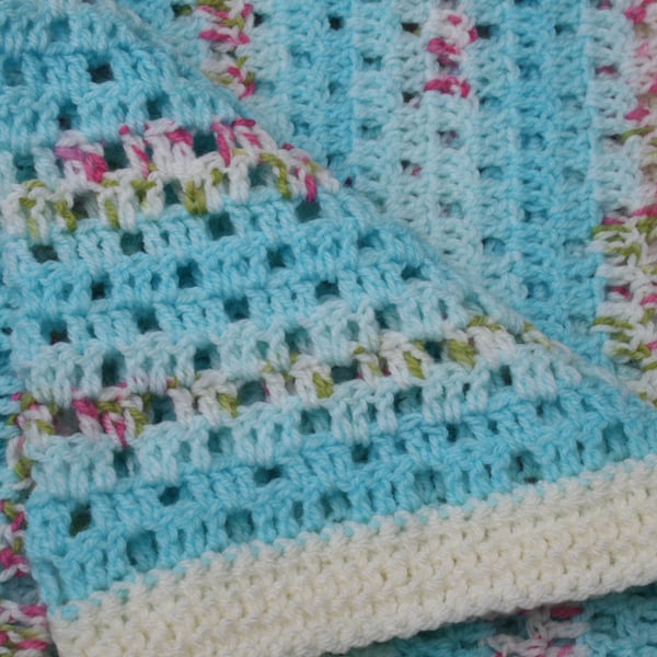 Vintage-style blossom blanket - Crocheted baby blanket -  Filet baby blanket.