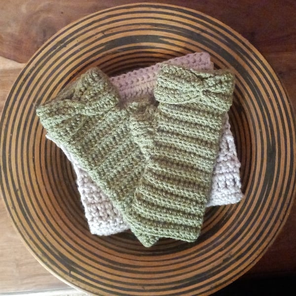 Rustic Elegance: Handcrafted Moss Green Fingerless Gloves