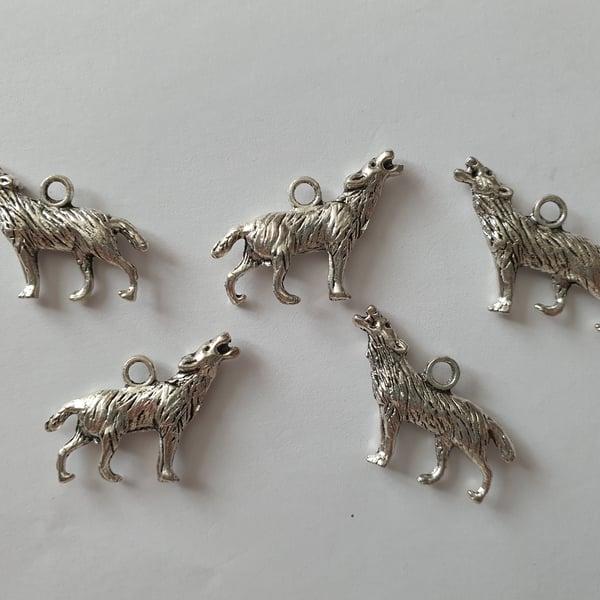 3d howling wolf charms x 5