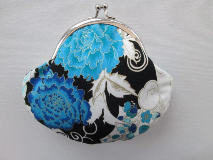 Coin purse with clasp