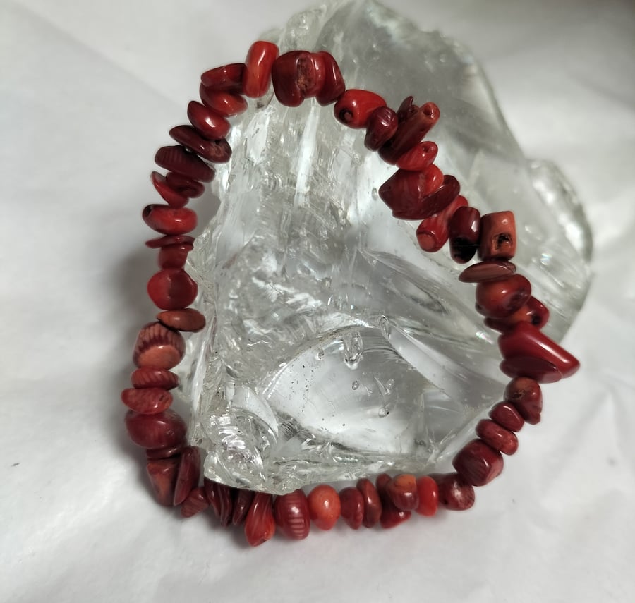 BR465 Red chip beaded elasticated bracelet, coral effect