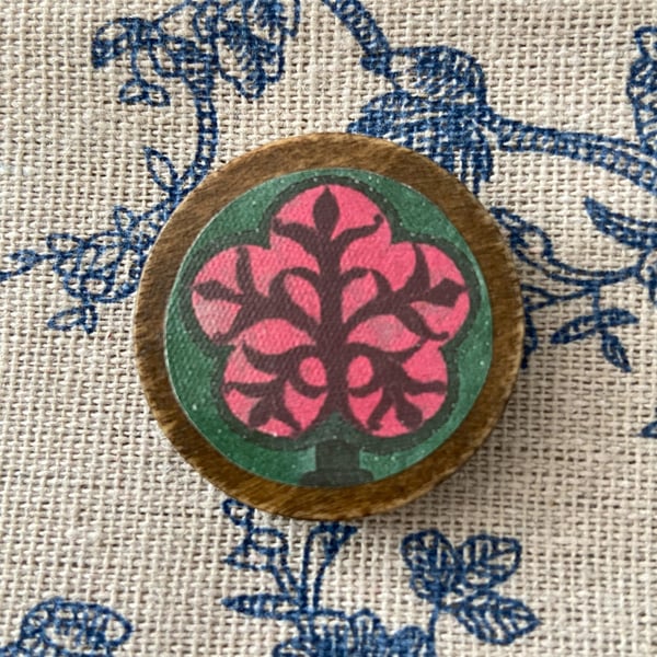 Wooden Brooch with tree motif Christmas treat