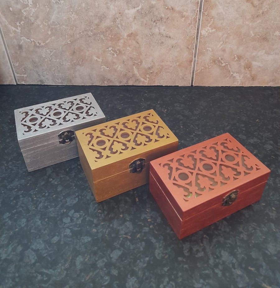 Handmade wooden jewelry box: Painted keepsake box with golden clasp.
