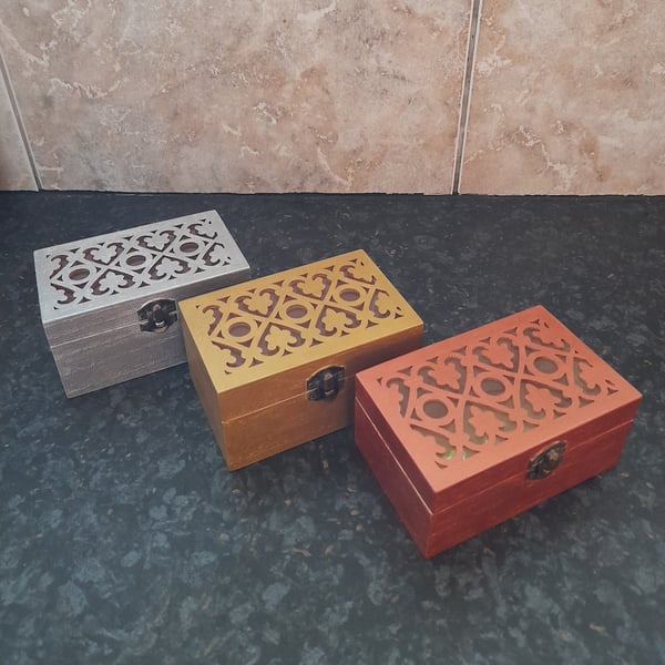 Handmade wooden jewelry box: Painted keepsake box with golden clasp.