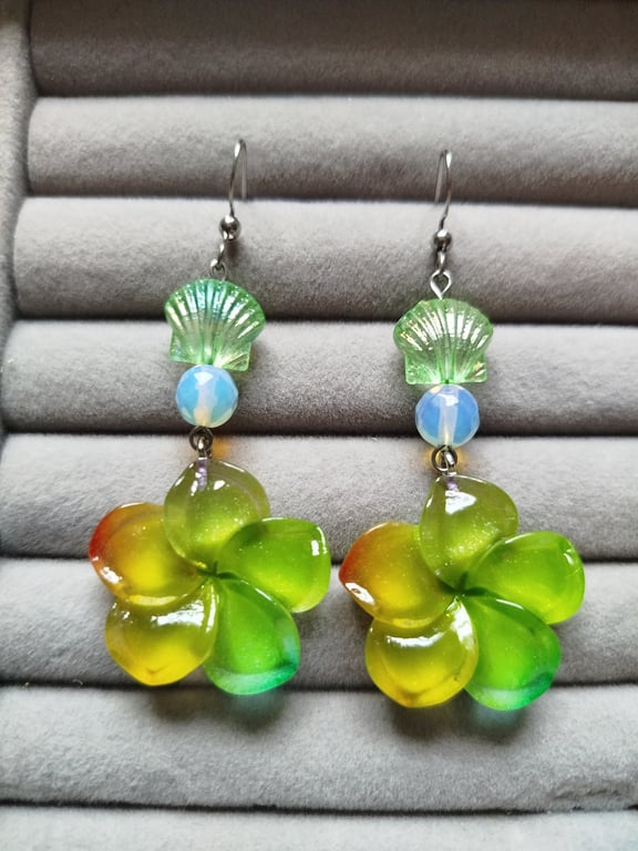 Hawaii,green earrings, Zara Larsson vibe 