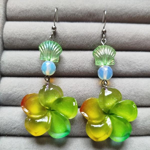 Hawaii,green earrings, Zara Larsson vibe 
