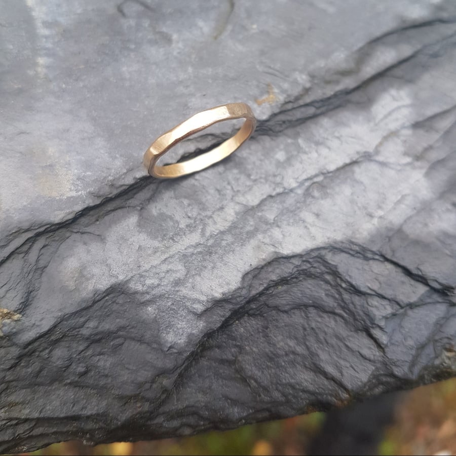 9ct Gold Hammered Ring M