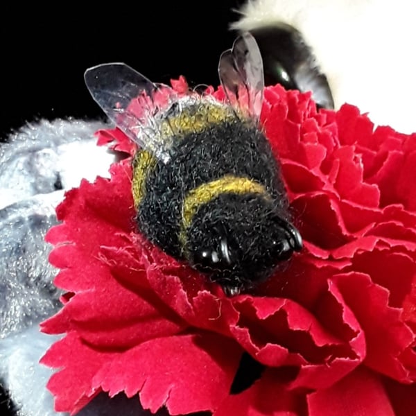 Bee Brooch 