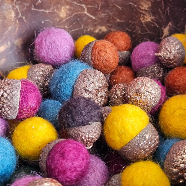 Felt Acorns - (set of 5) Autumn colourful needle felted acorns.