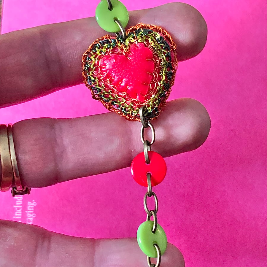Heart and button adjustable bracelet from recycled materials