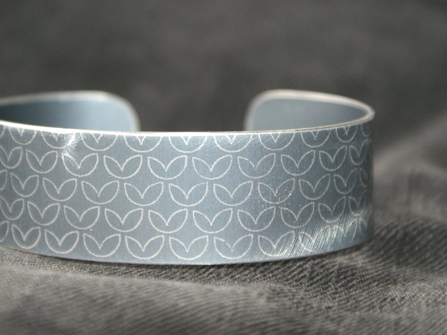 Leaf pattern aluminium cuff grey