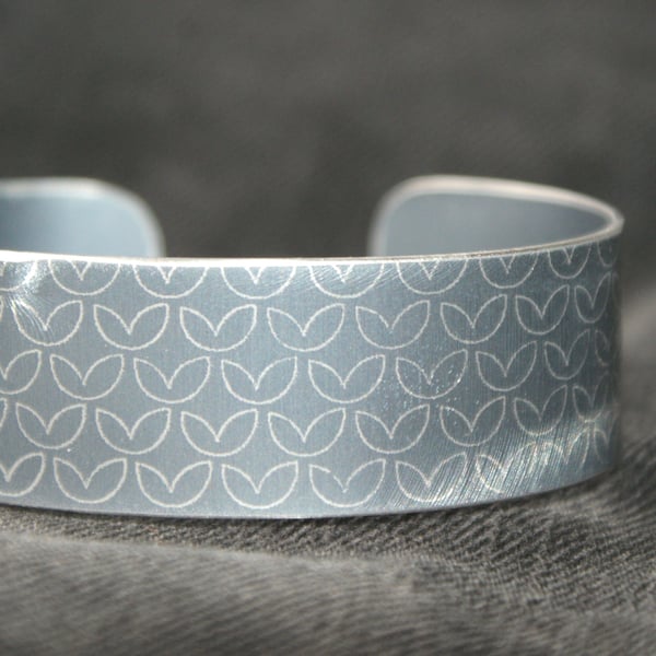 Leaf pattern aluminium cuff grey