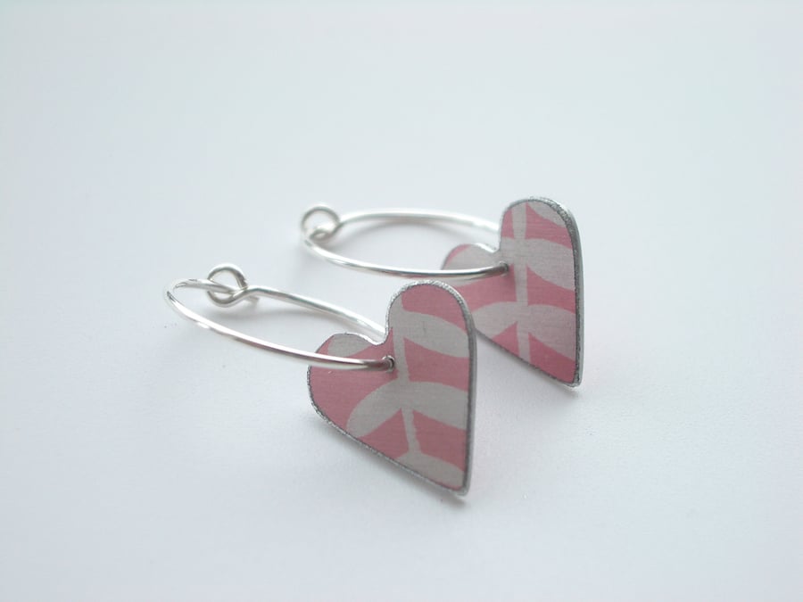 Heart hoop earrings in pink and silver