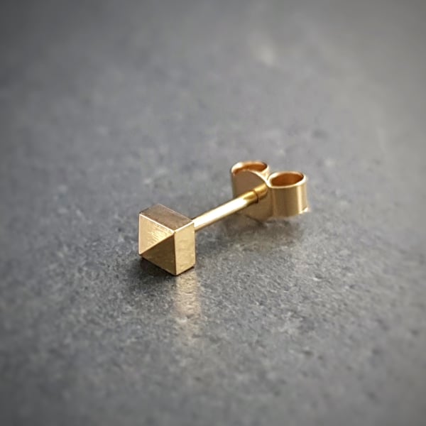 18ct gold pyramid spike stud earring, single stud