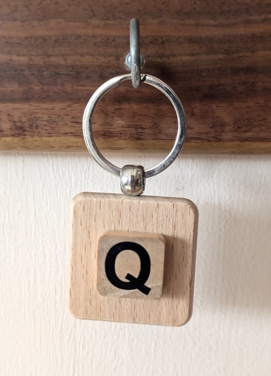 Alphabet letter tile wooden keyring - bagcharm - Q
