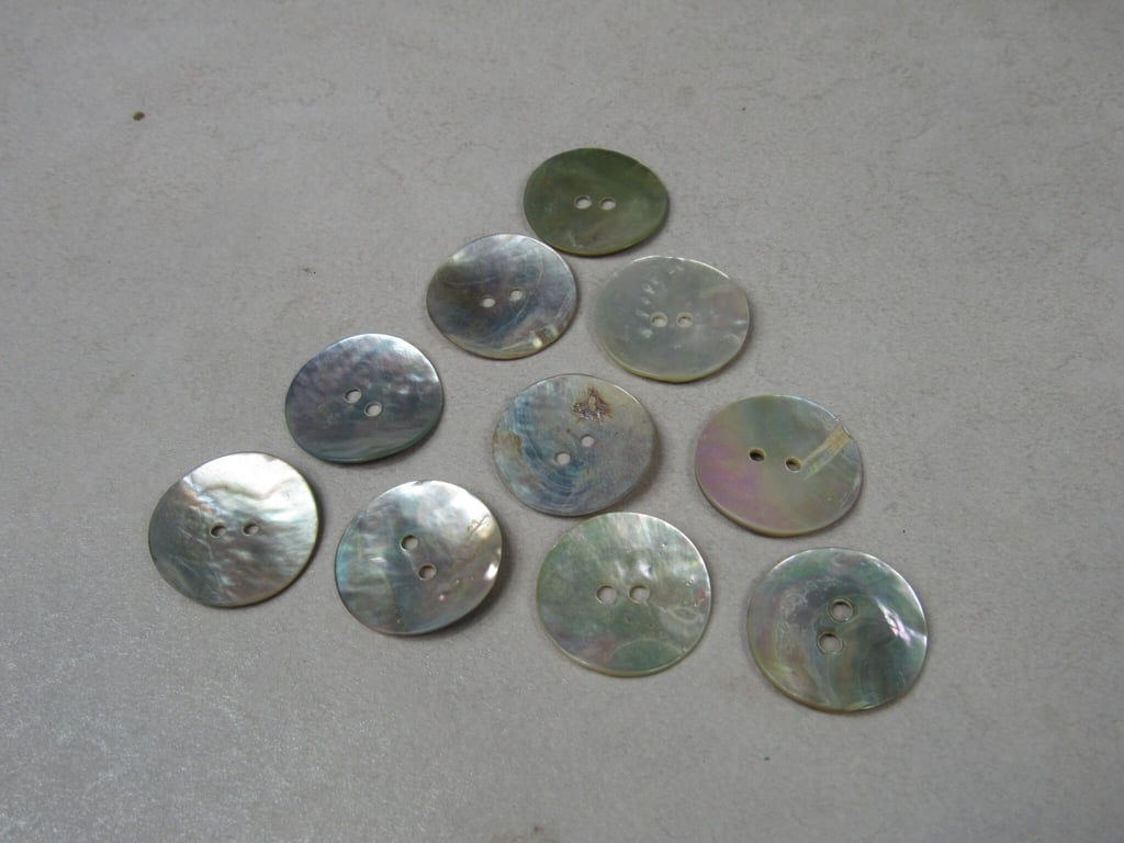 10 24mm Natural Shell Buttons
