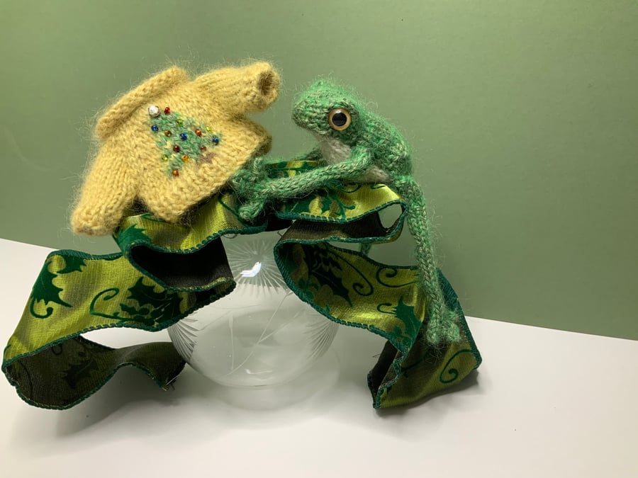 Little Hand Knitted Frog - Dot Pebbles Pattern