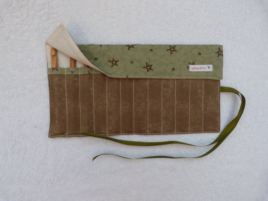 Crochet Hook Set with 12 Bamboo Crochet Hooks in Roll Up Holder. Green stars.