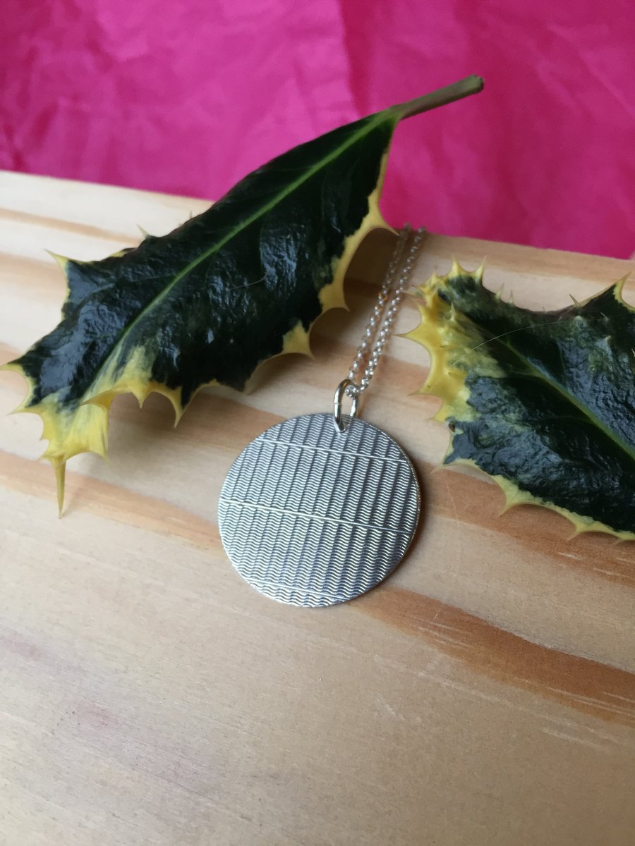 Silver disc basket weave pattern necklace
