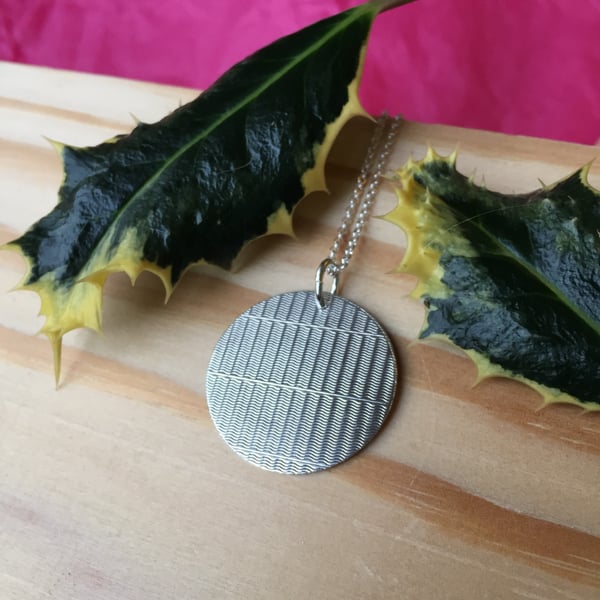 Silver disc basket weave pattern necklace