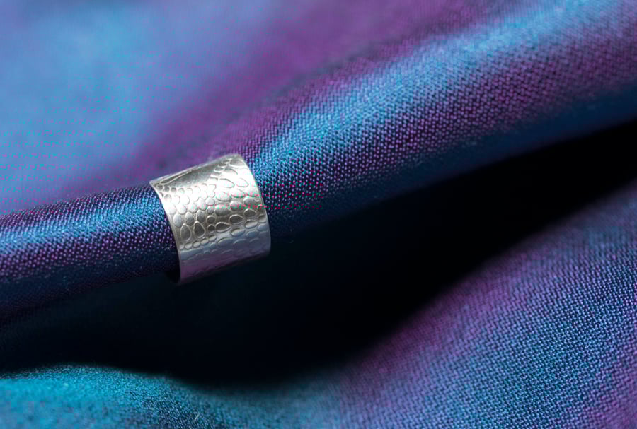 Chunky ear cuff with a "cobblestone" pattern