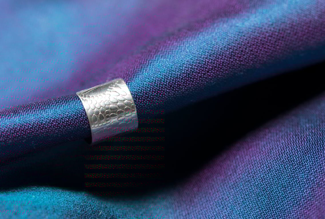 Chunky ear cuff with a "cobblestone" pattern