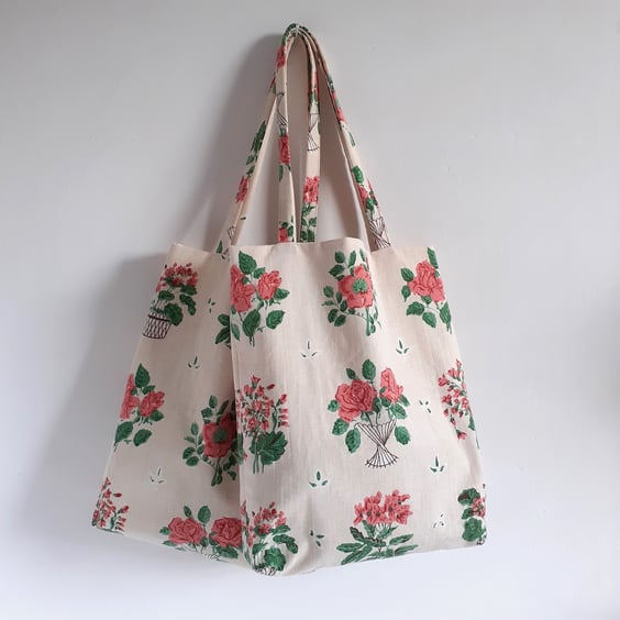 Tote bag or beach bag lined and with a pocket upcycled in vintage floral fabric 