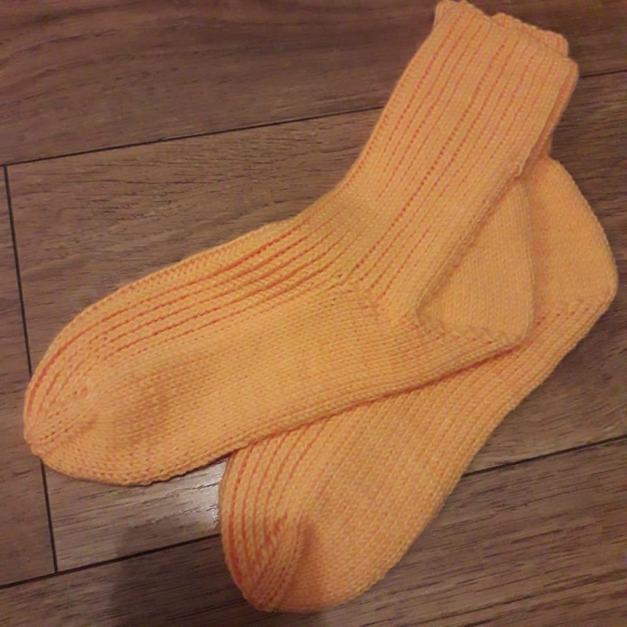 Lovely yellow knit socks size 4-5