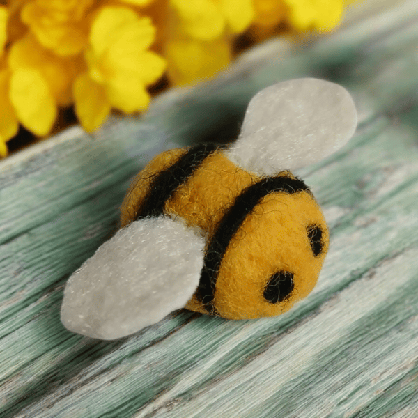 Needle felt bee