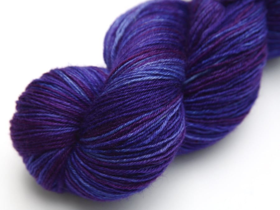 SALE: Irises - Superwash Bluefaced Leicester 4 ply yarn