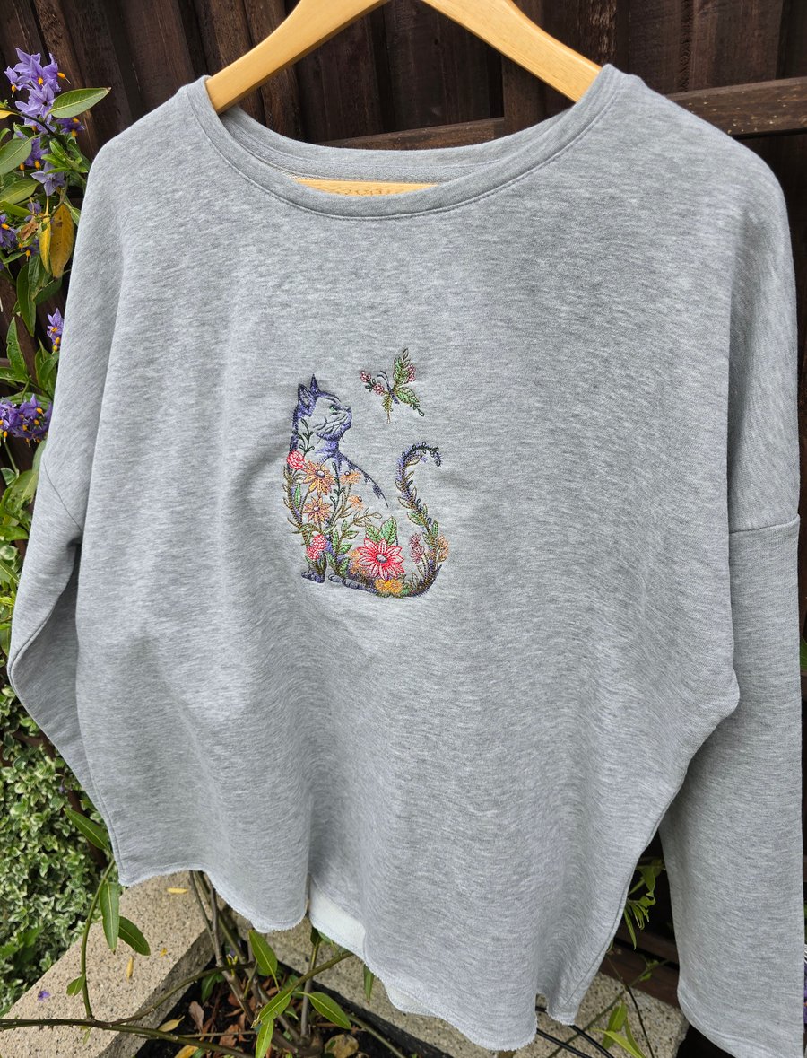 Slouchy sweatshirt embroidered with a cat in flowers