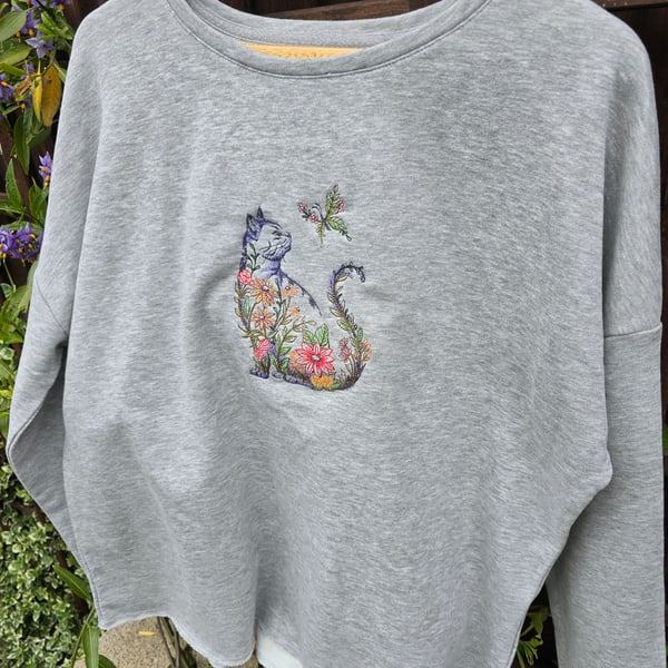 Slouchy sweatshirt embroidered with a cat in flowers