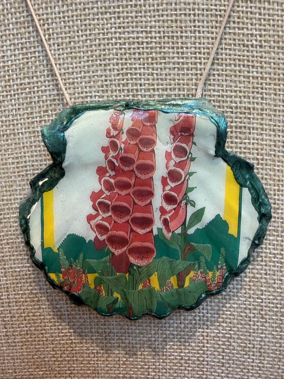 Kew Gardens foxgloves shell necklace 