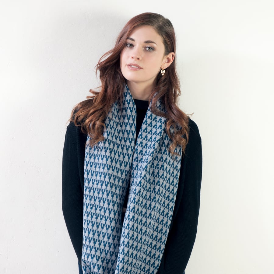 Arrow circle scarf - diesel and seal