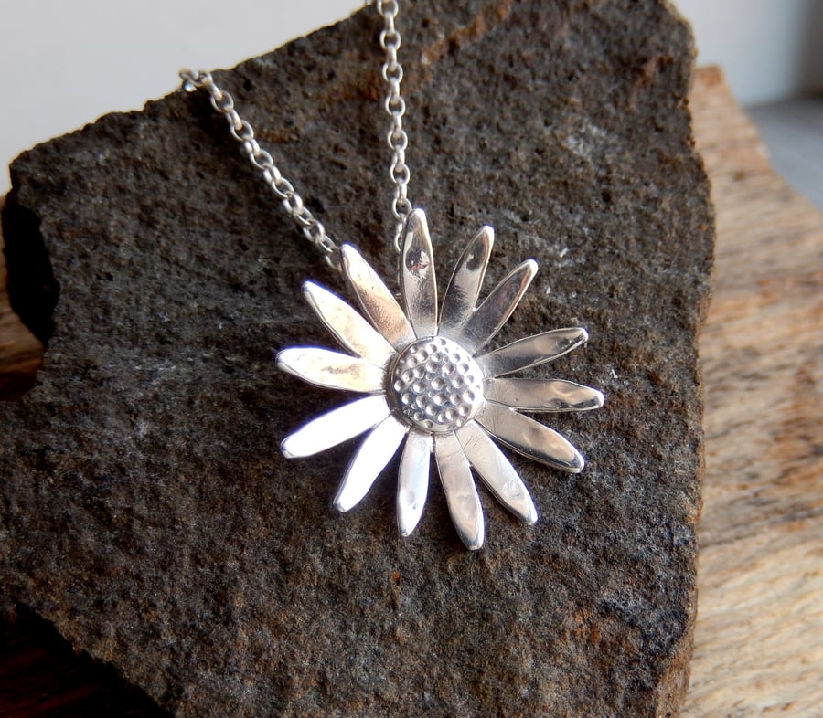 Wild daisy pendant