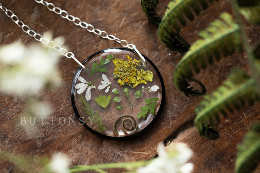 Tiny Flowers and Leaves Necklace - Fauna Confetti 