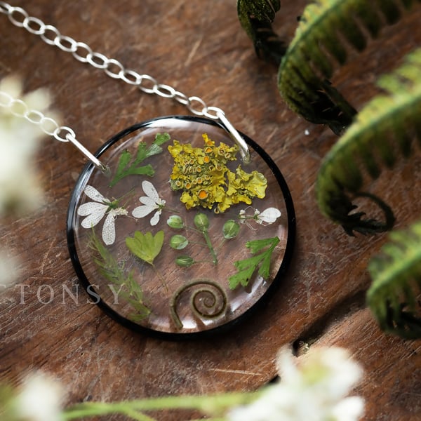 Tiny Flowers and Leaves Necklace - Fauna Confetti 