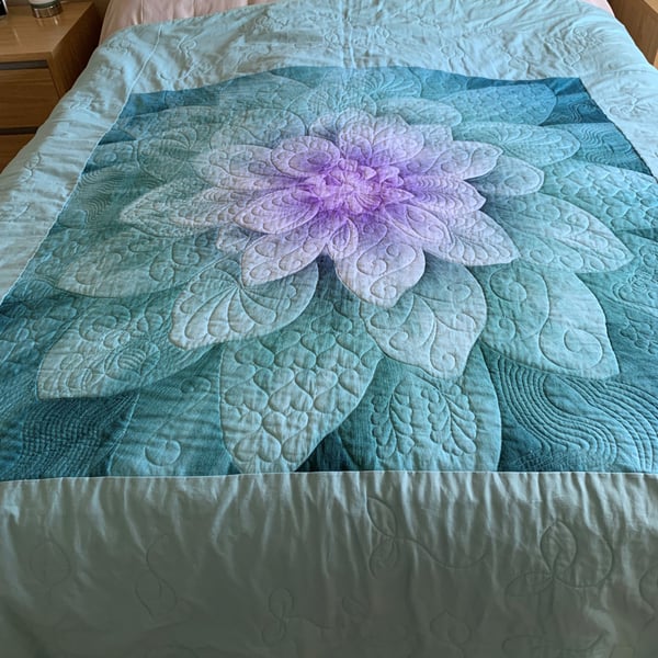 Quilt : Dahlia Purple and Teal free motion embroidered flower, duck egg border