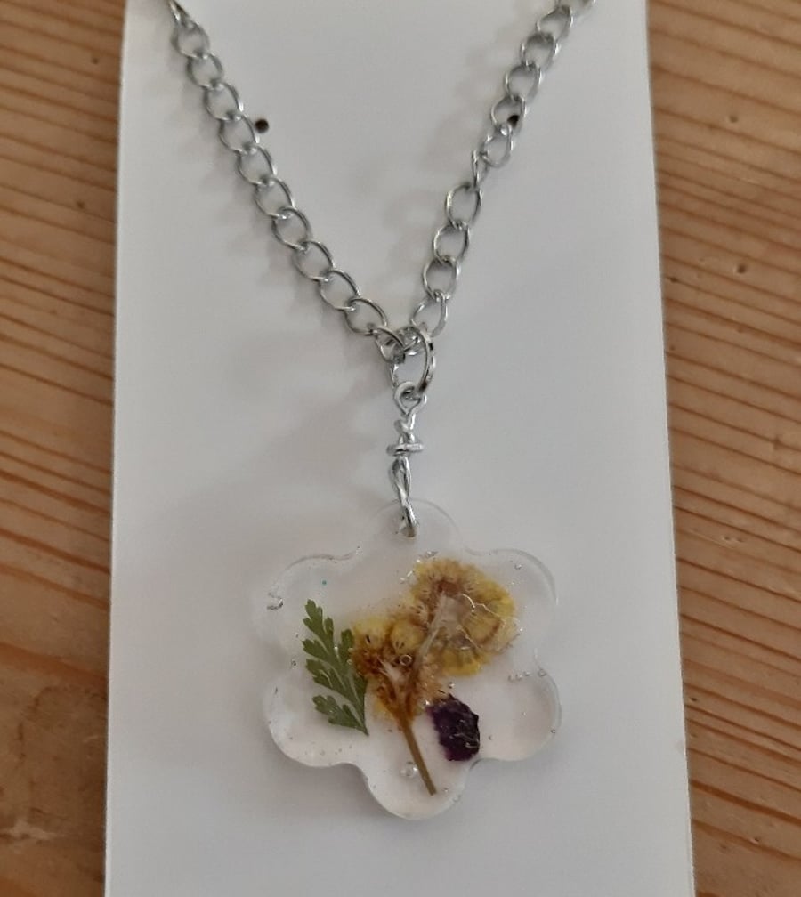 Flower-Shaped Resin Pendant Necklace with Dried Pressed Flower (Design21)
