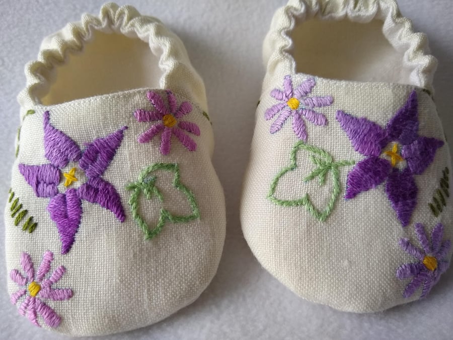 Soft linen flowery baby shoes with purple vintage embroidery 3 - 6 months