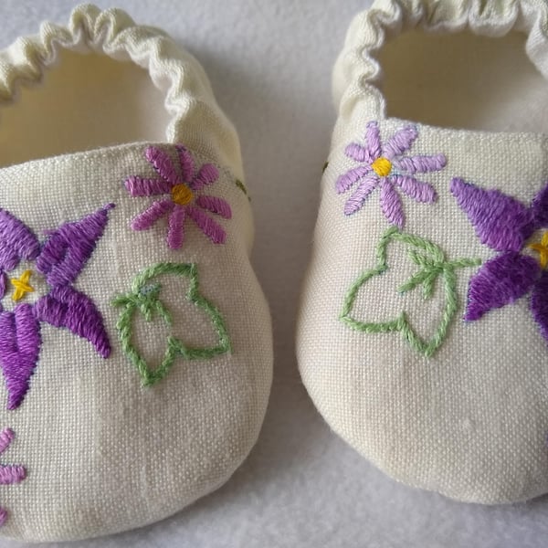 Soft linen flowery baby shoes with purple vintage embroidery 3 - 6 months