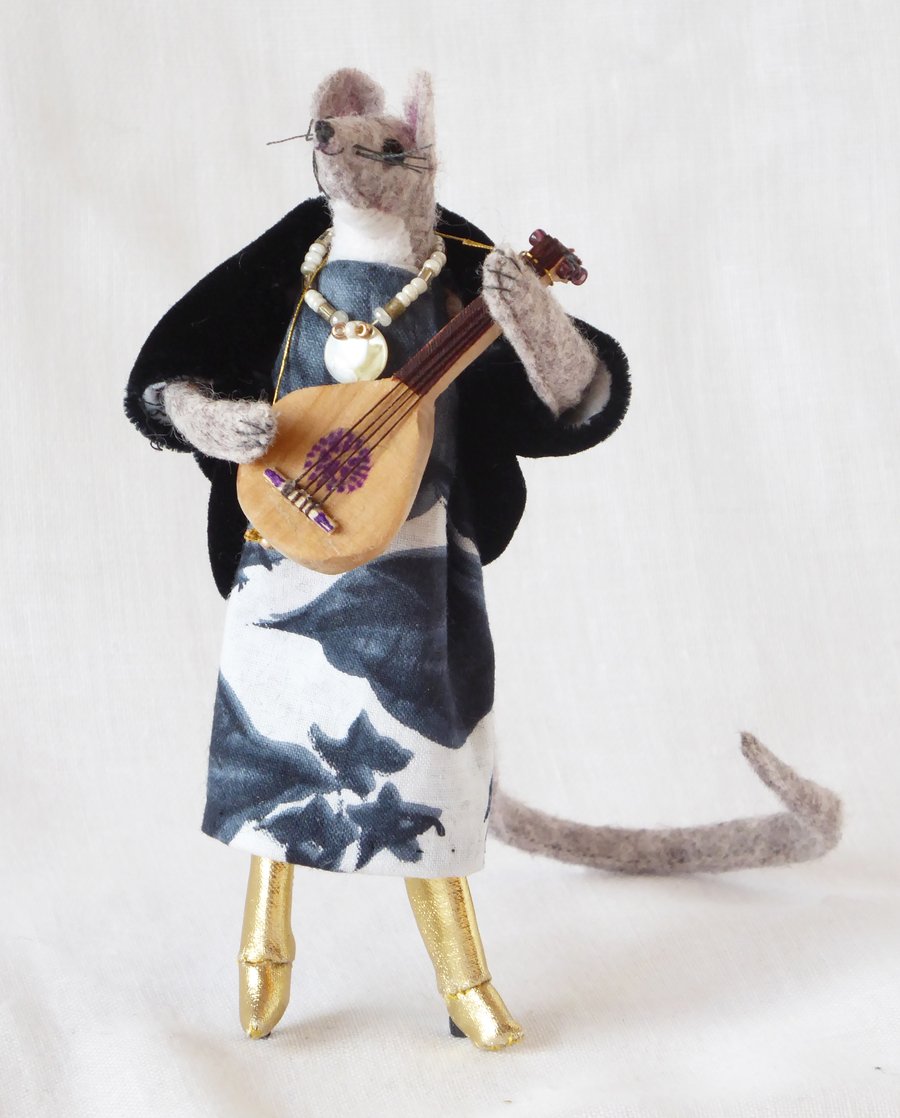 Bella the lute-playing mouse