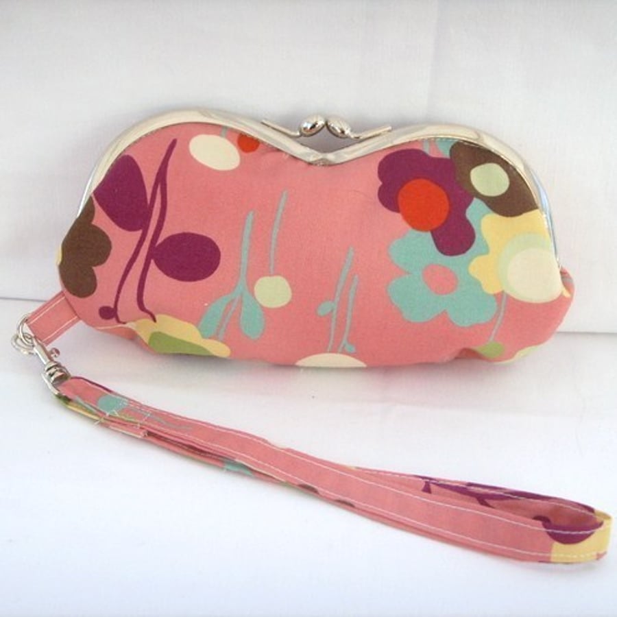Moda Wonderland Wristlet Purse/Glasses case