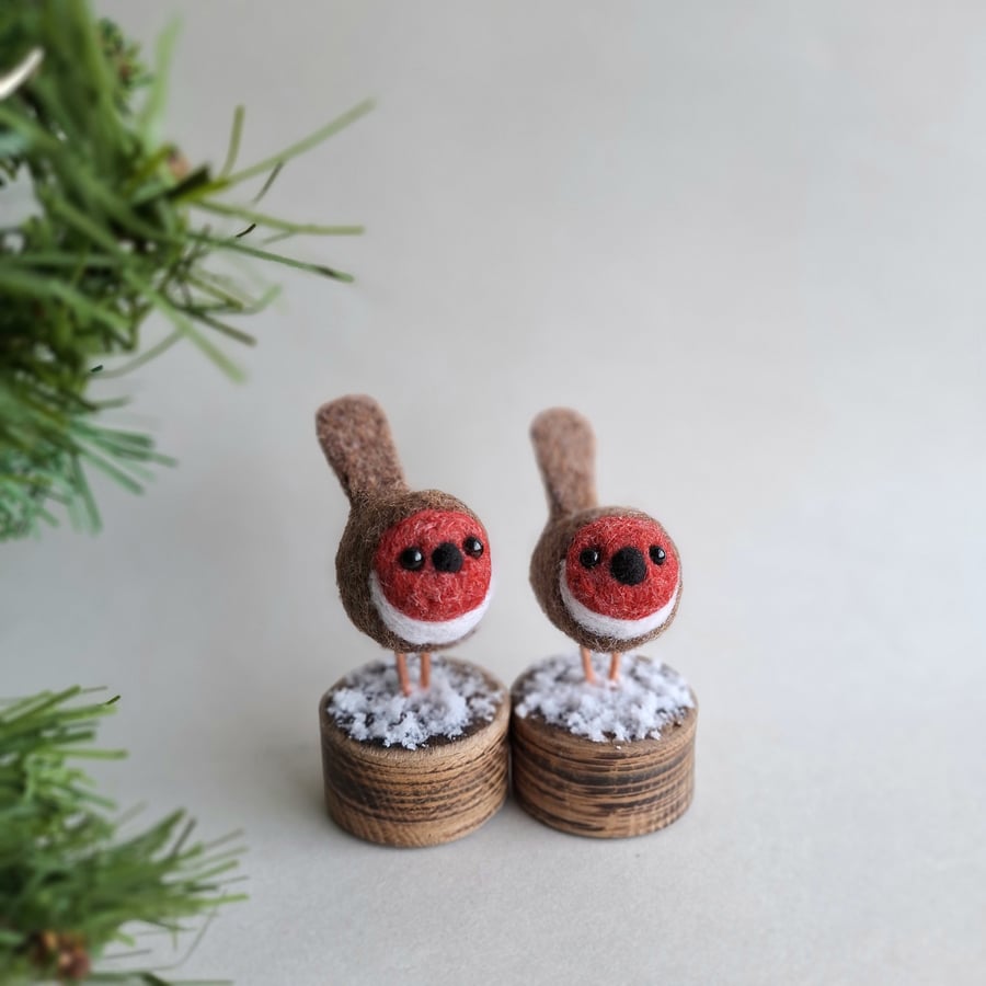 Round Christmas Robins 