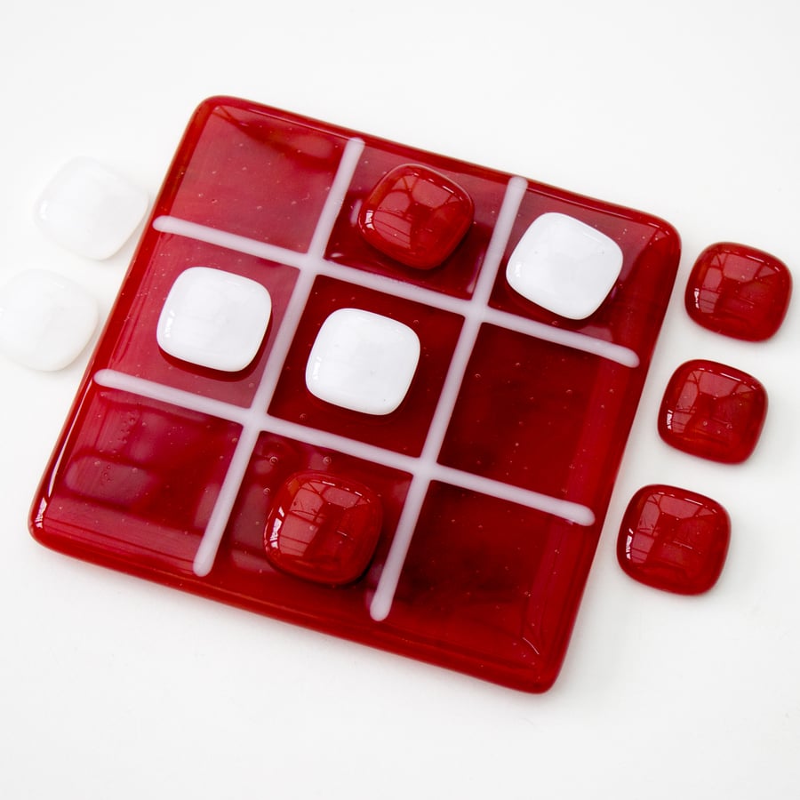 Red and White OXO Game in Fused Glass - 8059