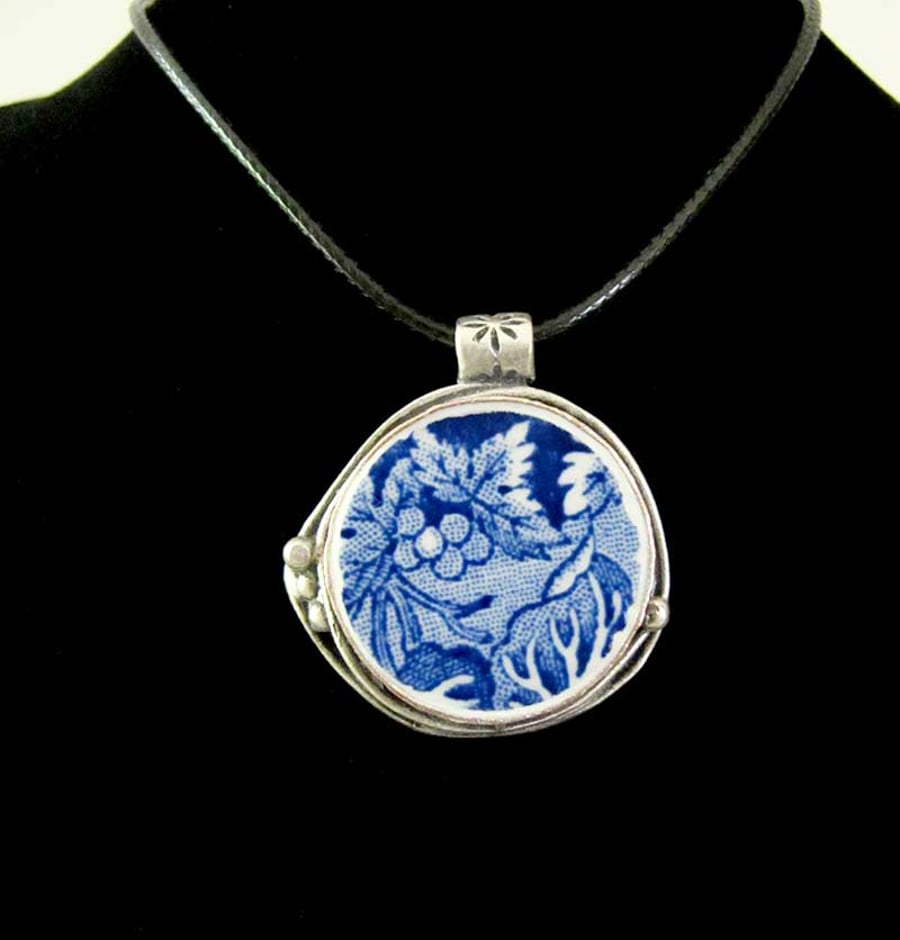 PENDANT BROKEN CHINA CERAMIC NECKLACE