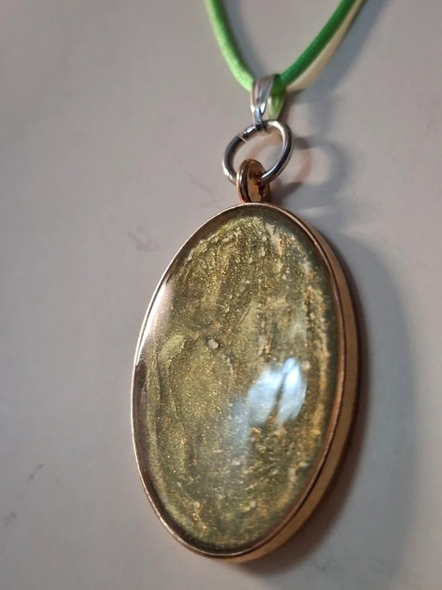 Oval Style Hand Made Resin Crafted Pendant 