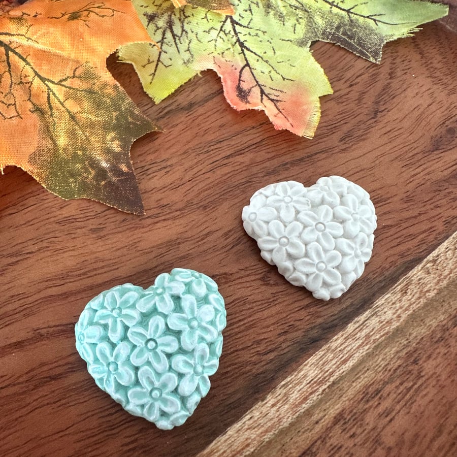 White green floral resin heart embellishments , small embossed flower sticker 