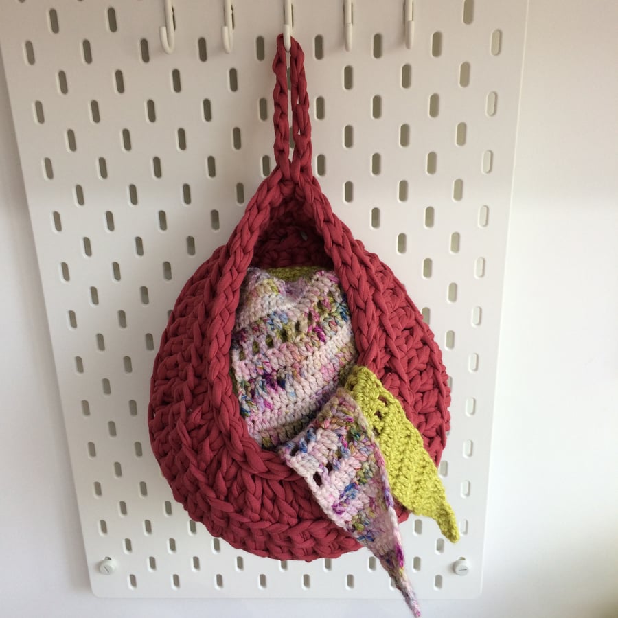 Small crochet hanging basket - raspberry pink