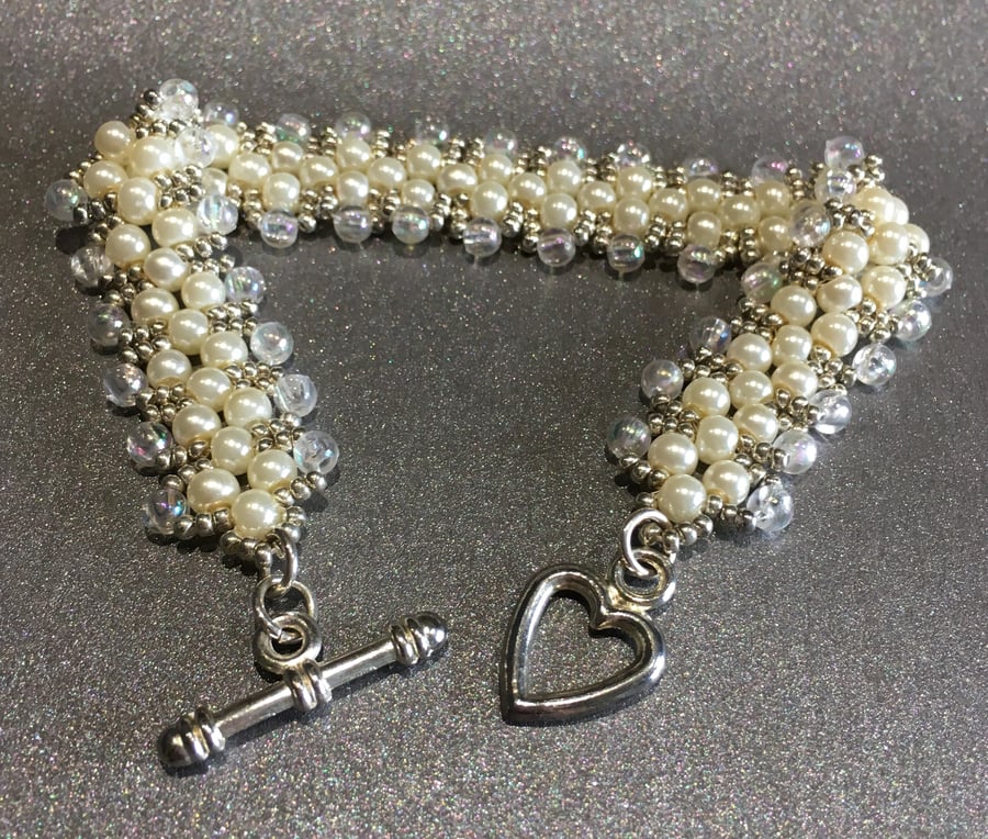 Bead bracelet with heart clasp